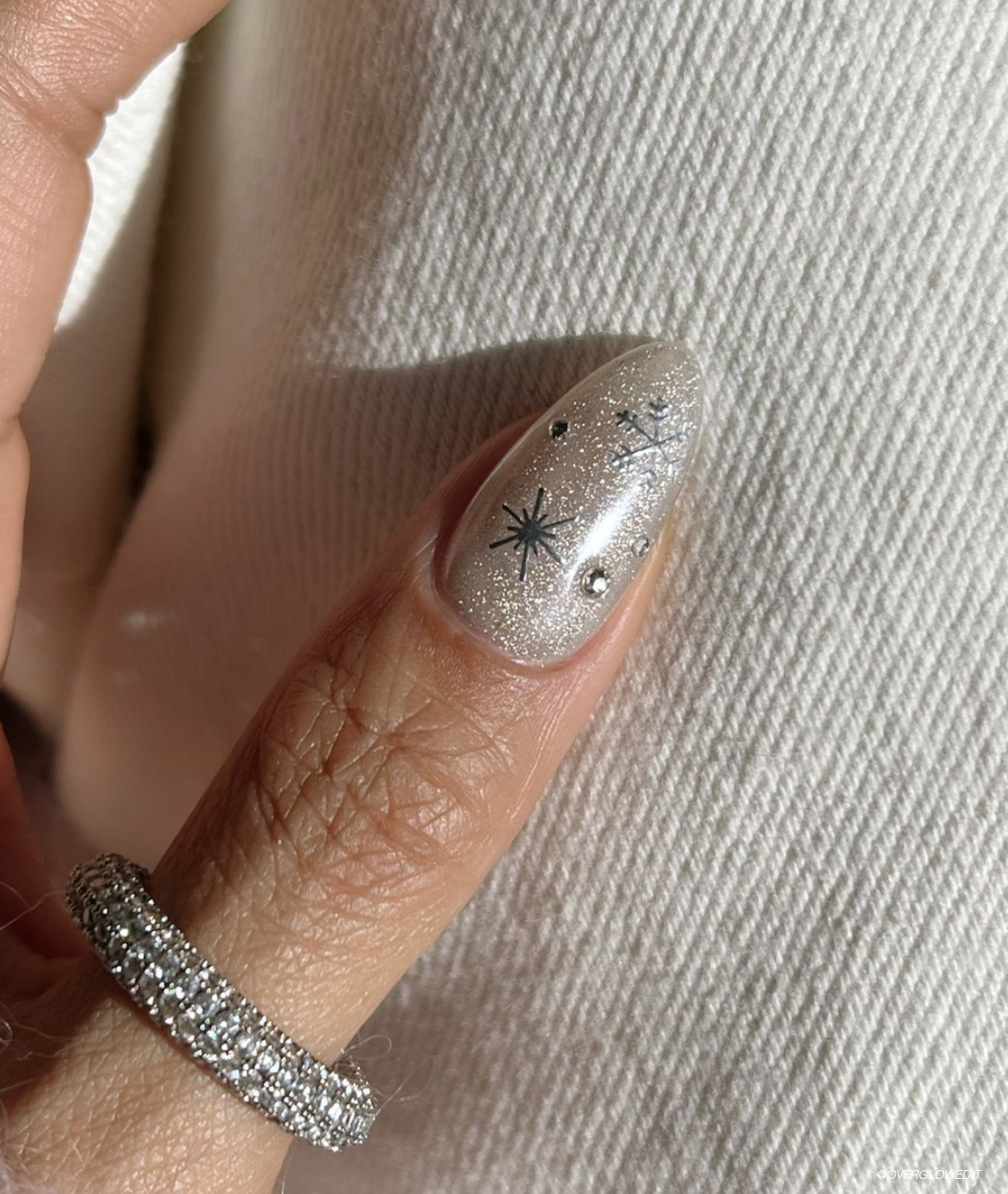 243d8b33a20e6f5a3a2a glitter nails copy