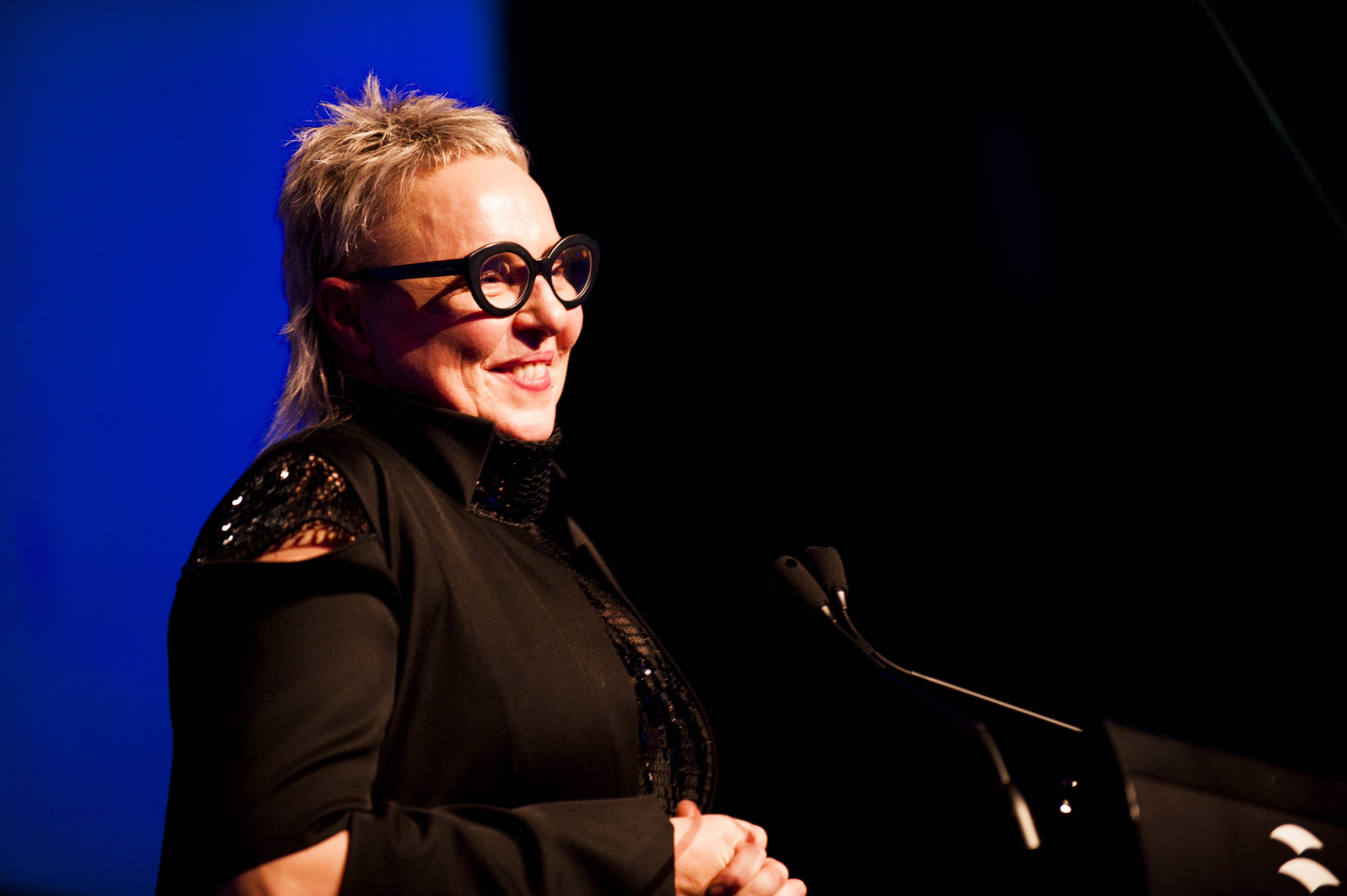 6036075903f8766bcd1e 2018 ahia vidal sassoon humanitarian   jenni tarrant delivers acceptance speech  copy