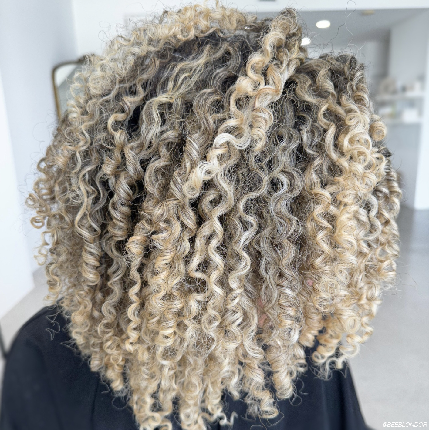 D7618a1e00b4c7b6997a curls