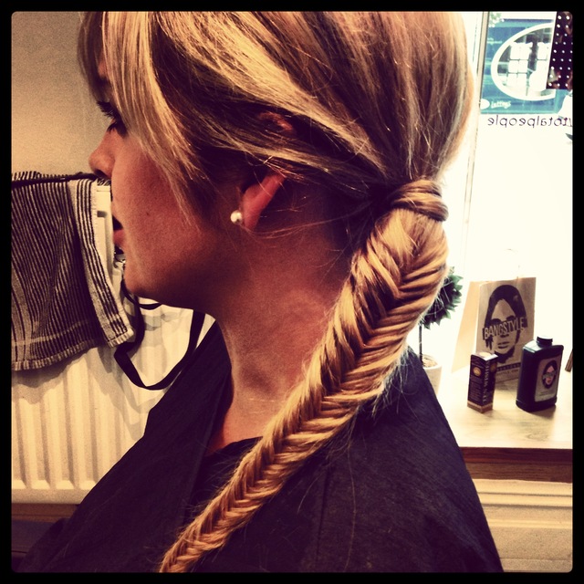 Loving this simple fishtail plait! Why not try this next time you bobble your hair?? 