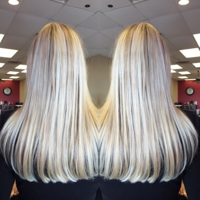 Blonde bombshell beauty 