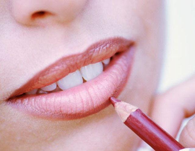 1004-04_bad-beauty-trends-visible-lipliner_li