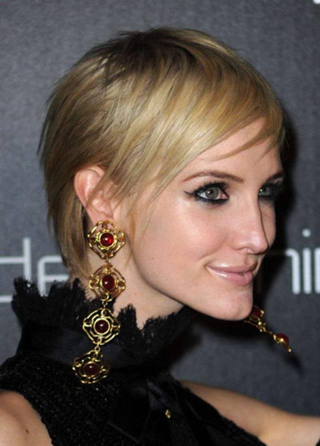1103-ashlee-simpson-wentz-highlighter-eyes-bigger-makeup_bd