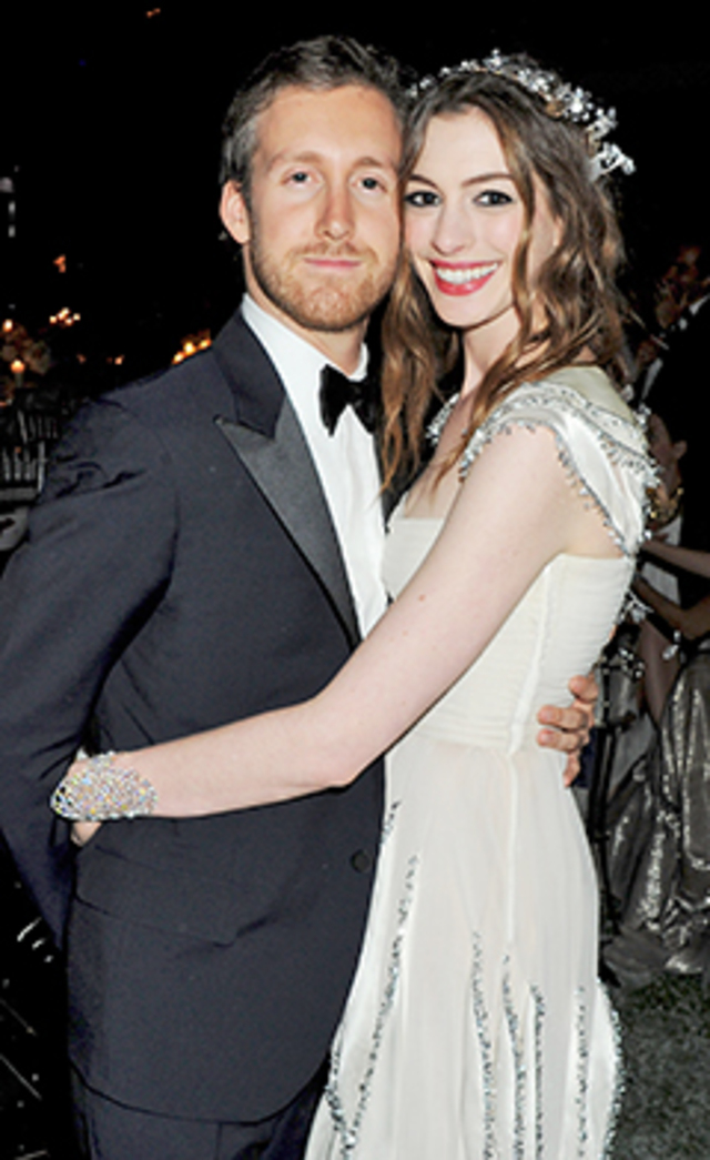 1322442571_anne-hathaway-engaged_1