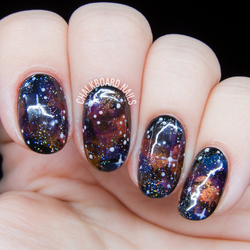 Re sized 1661d42c562c1206edc9 d4c7e2ce3c8199fb4569 golden jewel tone galaxy nail art 2