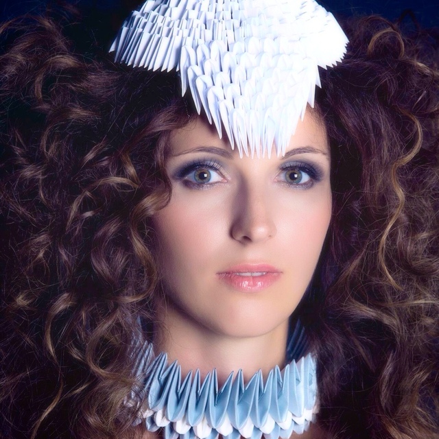 Origami head peace, textured curly hair