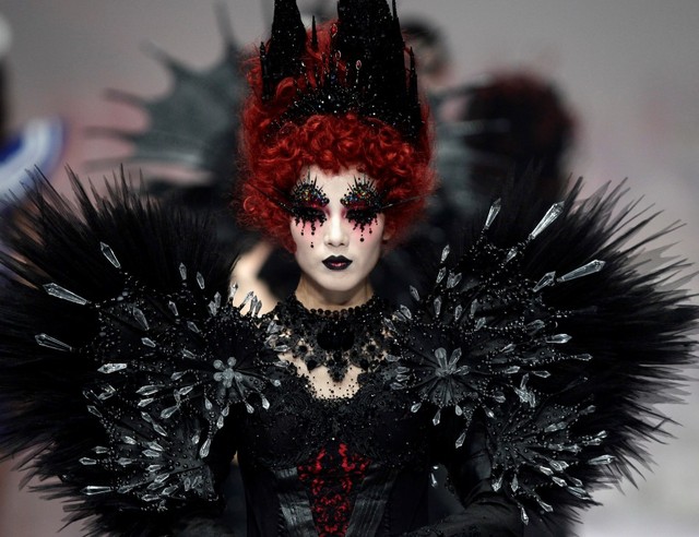 186725-china-fashion-week-2011-models-presents-mgpin-gothic-make-up-styling-c