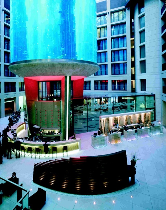 AquaDom-at-Radisson-Blu-Hotel-Germany-Worlds-Largest-Cylindrical-Aquarium-4