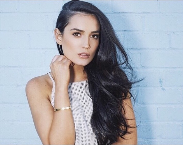 HAIR COLOR & STYLING: KATE REID, MAKEUP NIKKI LAWSON, PHOTOGRAPHER CHRIS BAGOT