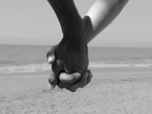 38890-165668-holdinghands2jpg-620x