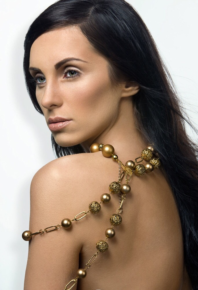 Hair by: MeriEsther
Makeup: Fresh Face Stace
Model: Julia Chemetsky