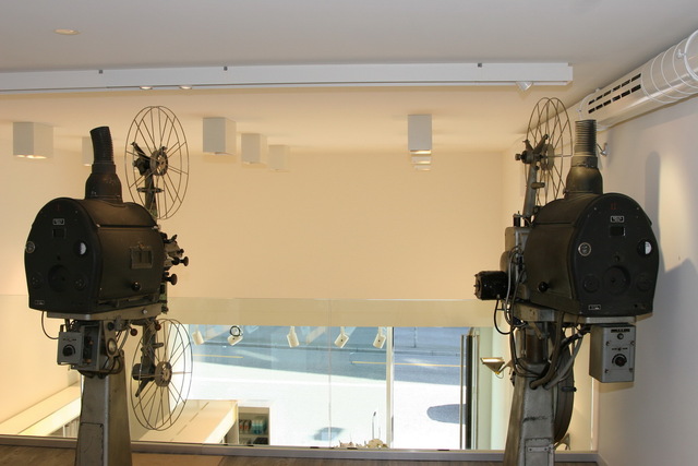 Galerie - Leinwand mit altehrwürdigen Kinoprojektoren