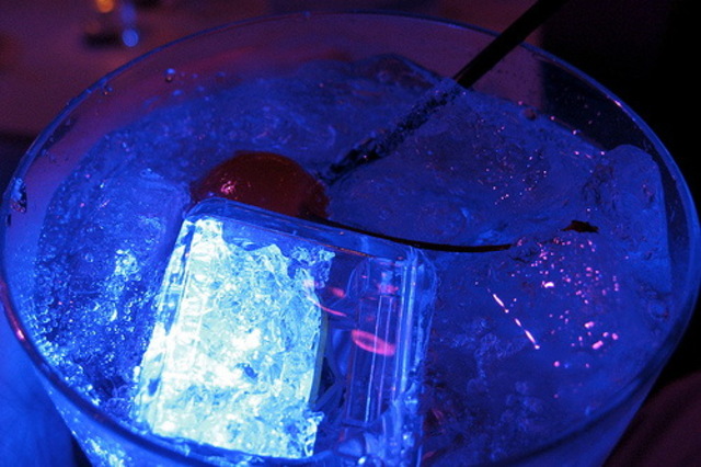 LED-Ice-Cubes-Detect-Alcohol-Tell-You-When-to-Stop-Drinking-01
