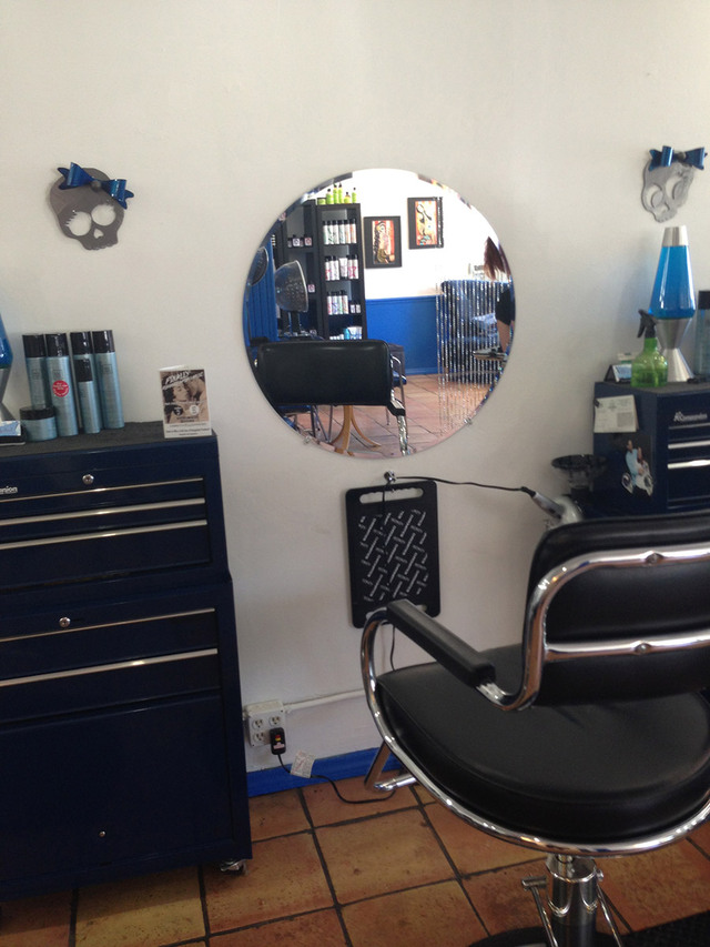 Blue-Velvet-Salon-Chair Big