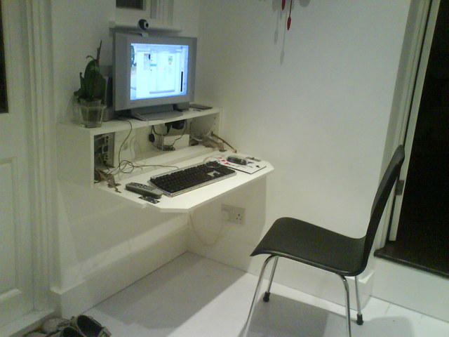 minimalist desk1