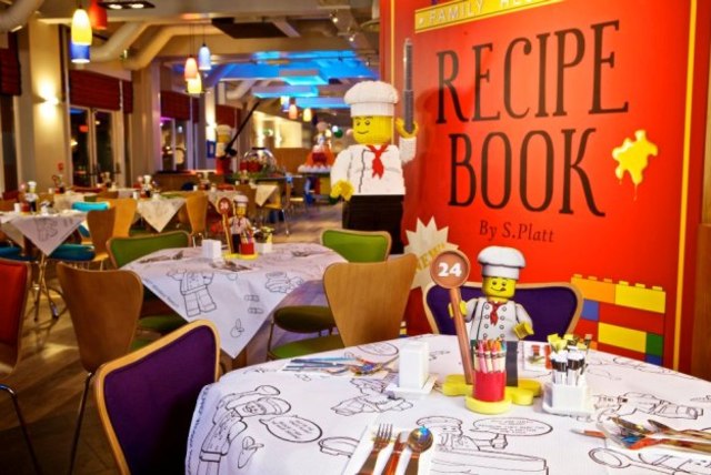 legoland-bricks-restaurant-tables