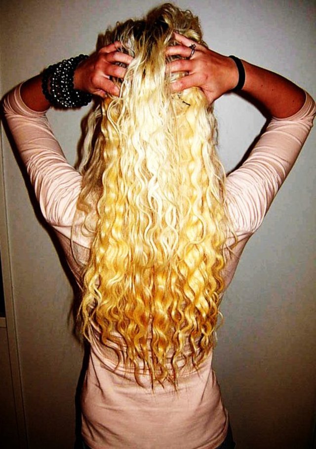 LONG BLONDE CURLY HAIR