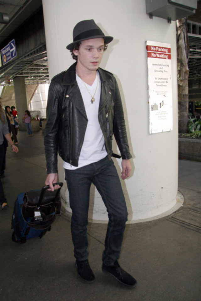 Anton-anton-yelchin-7776669-400-600