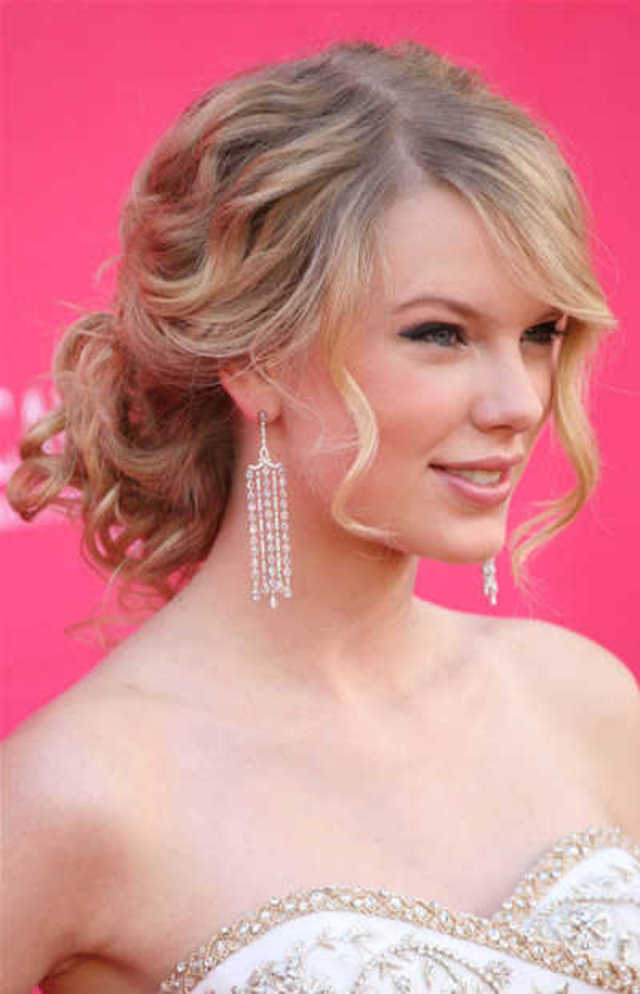 Beauty-Taylor-Swift-Wavy-Updo-Hairstyles