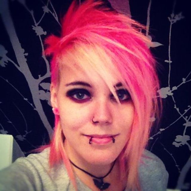 Crested bangs in pink