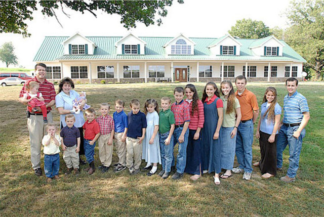 Duggar-Family-in-front-of-Arkansas-house