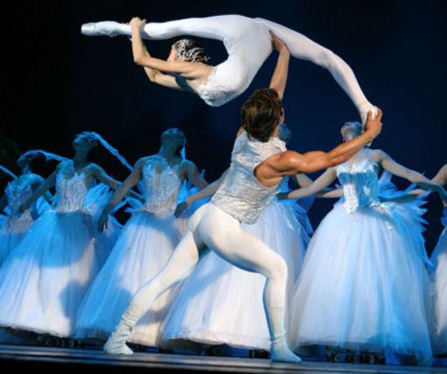 Guangdong-Acrobatic-Troupe-of-China-1