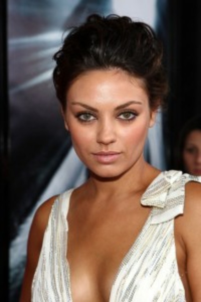 Mila-Kunis-Red-Carpet-200x300