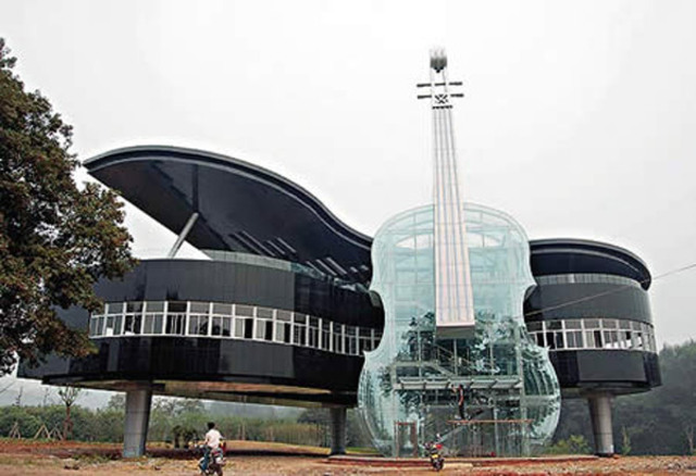 Piano-shaped-building