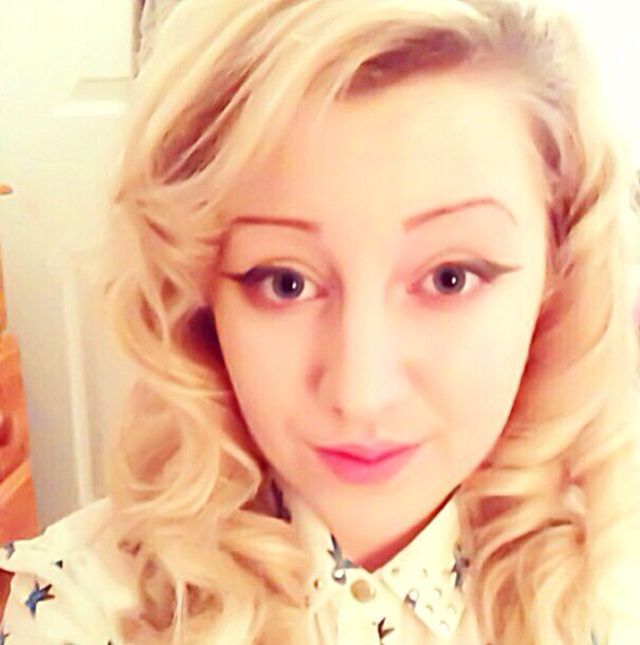 Retro 50's Curls Look