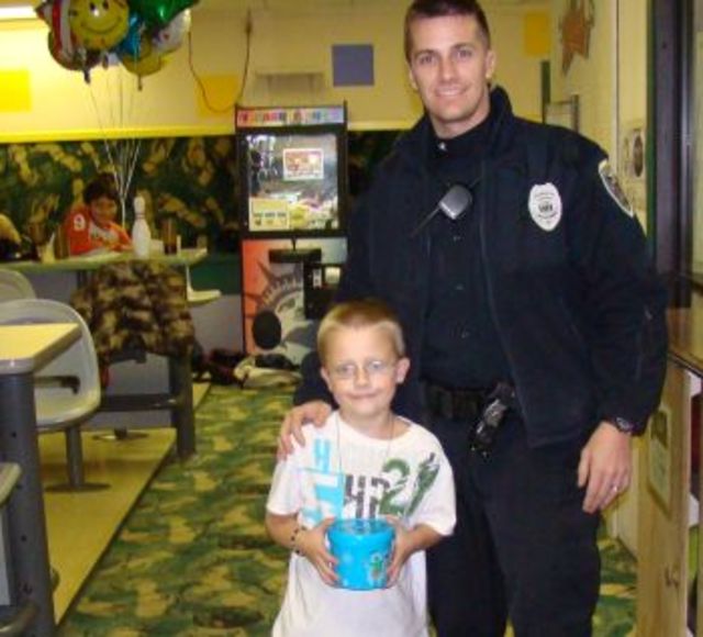 ShopWithACop_Axton