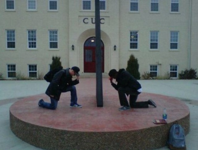 Tebowing Bangstyle.com3