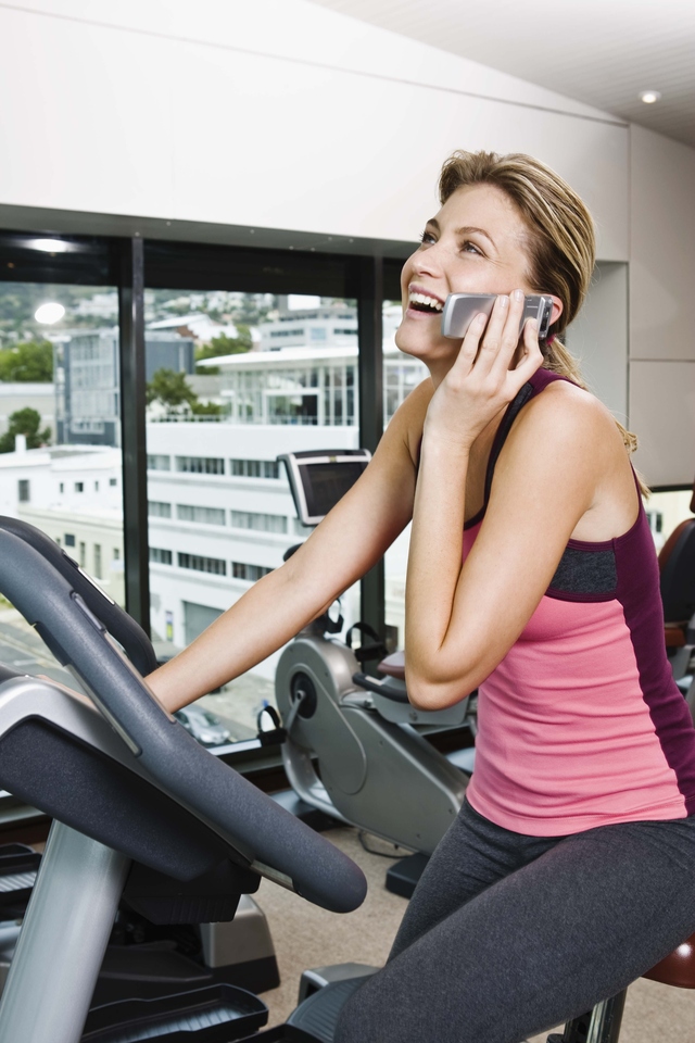 Using-Your-Cell-Phone-On-The-Treadmill