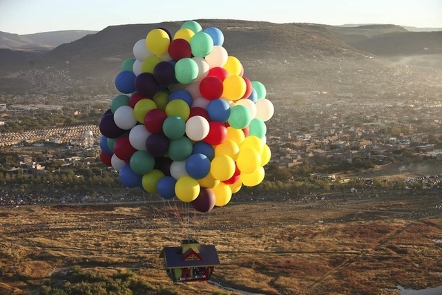 jonathan-trappe-cluster-balloon-up-house-flight