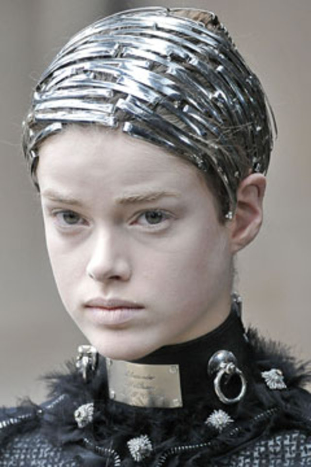 alexander-mcqueen-fall-2011-runway-silver-hair-clips240
