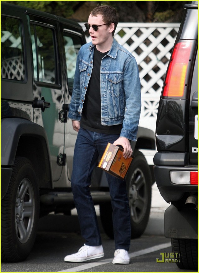 anton-yelchin-pretzel-guy-03