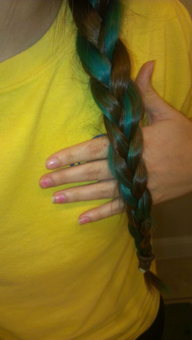 aqua-turquoise hair