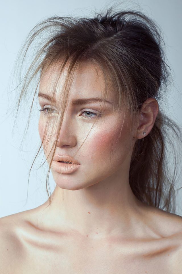 Model: Britt MONV Agency MUAH: Ramona Adriana Hair: Roguenne van der Hoeven Styling: Eloy Beugelink