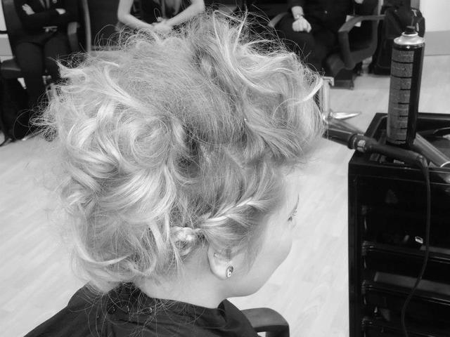  Hair up