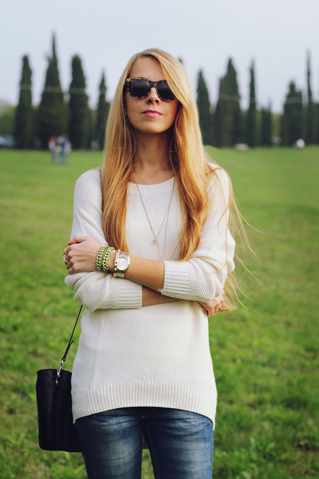 white-sweater-jeans-fall-casual-outfit