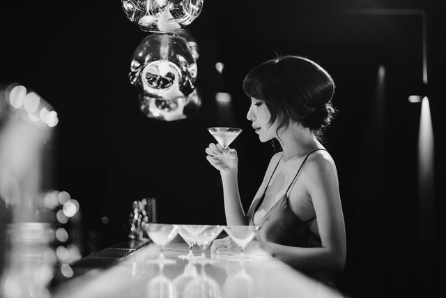 夜店週年慶海報-優雅的飲酒
