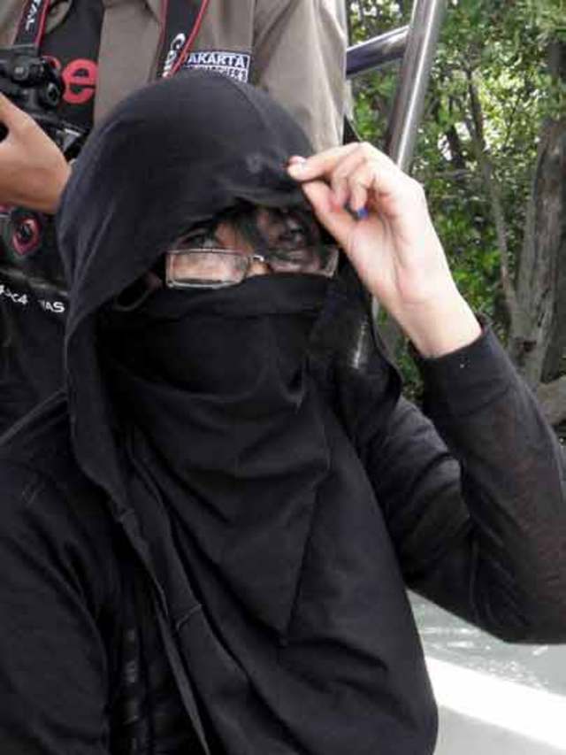 bird watching time. cover your precious hair from the sun