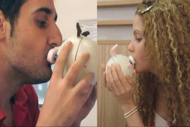 kissenger-kiss-long-distance-relationship-demo2
