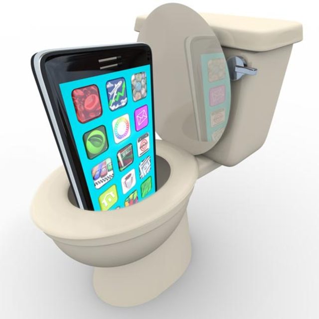 cellphone-dropped-in-toilet
