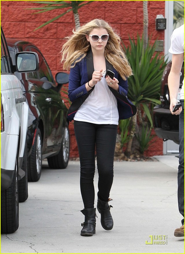 chloe-moretz-white-sunglasses-04