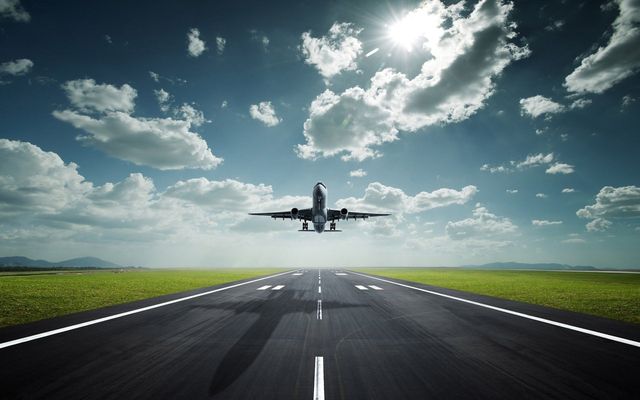 commercial_airplane_taking_off-wide