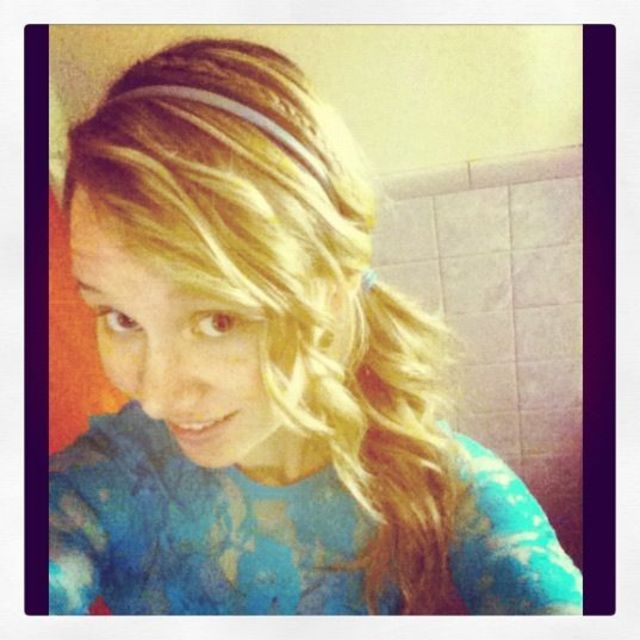 curled pony and small braid