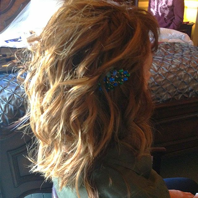 curls with accessory 