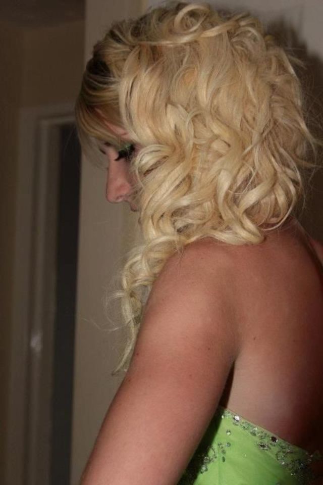 curly hair to the side