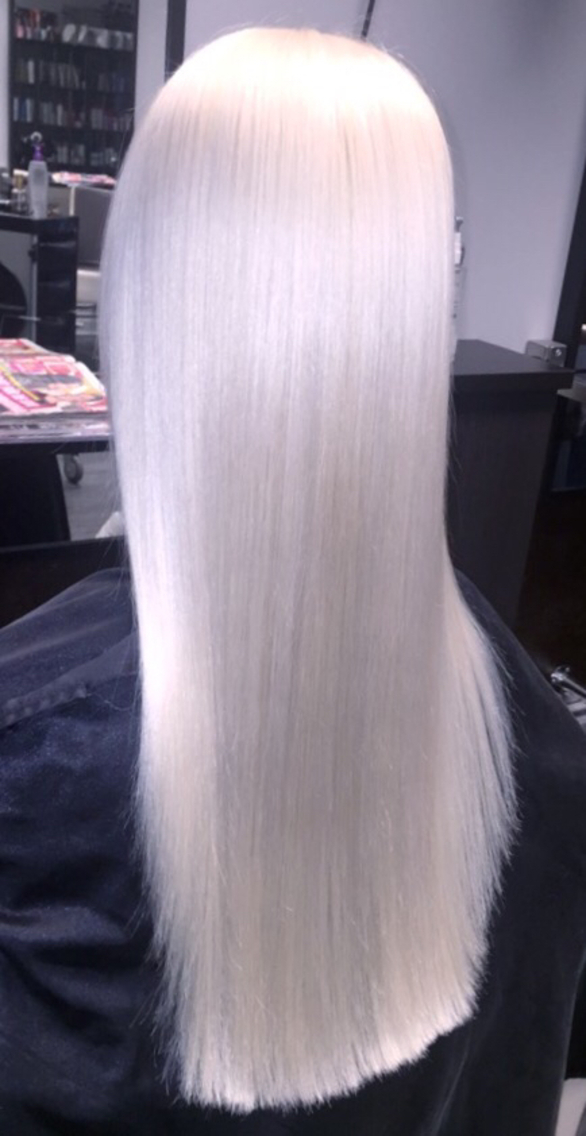 Platinum blonde with Olaplex
Styling with L'anza Healing Oil