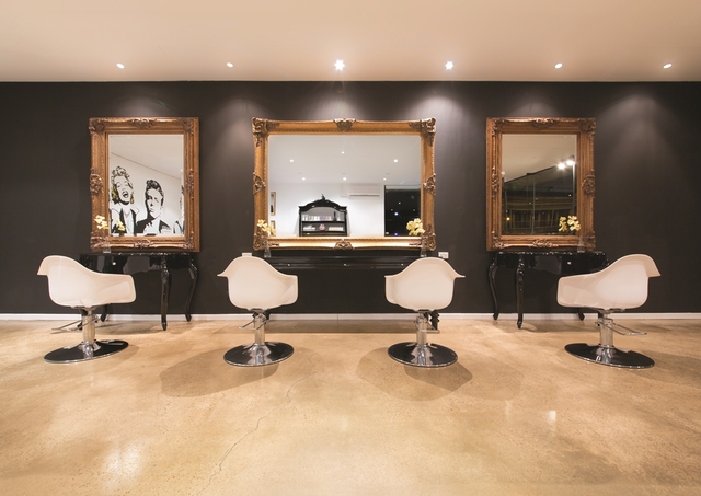 Kinky Curly Straight salon 1